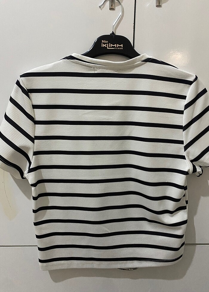 V yaka tişört - Görsel 5