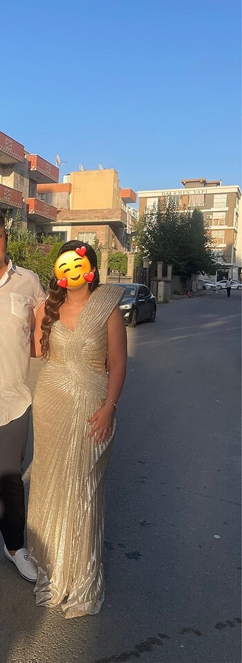 Nurem marka üatüne tasarım yapılmış etiketli abiye