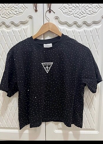 Guess Siyah Payetli Kısa Kollu Tişört ve çanta kombin