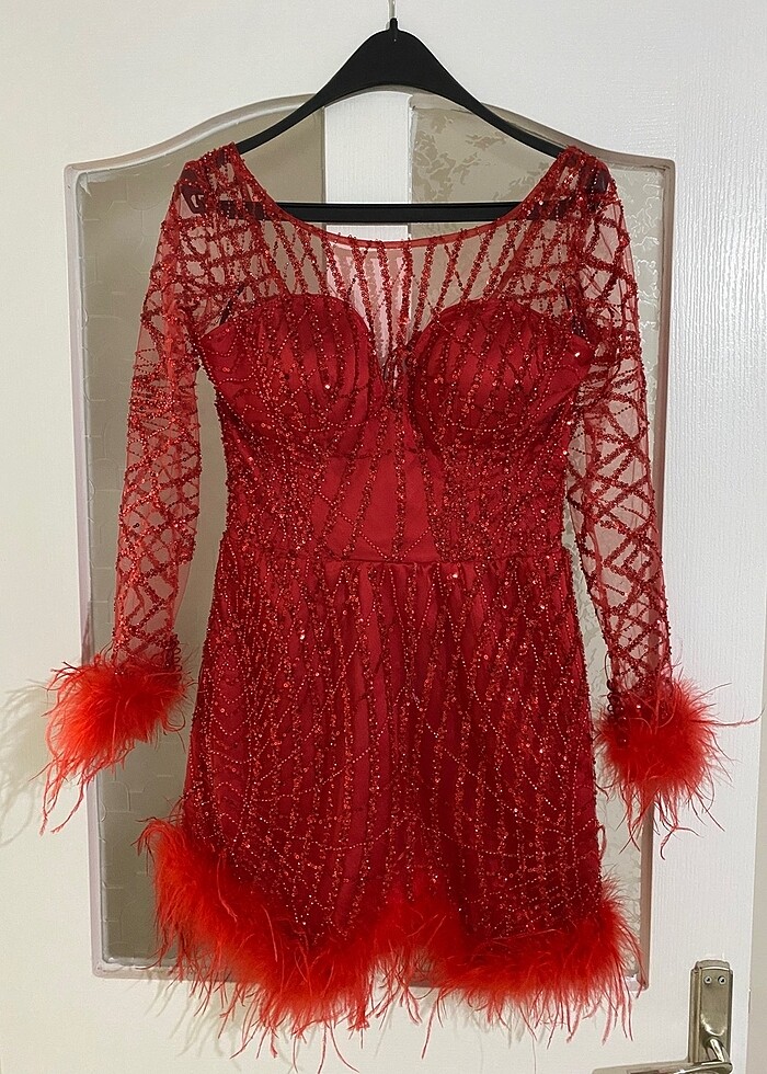 Kırmızı Elbise - Görsel 3