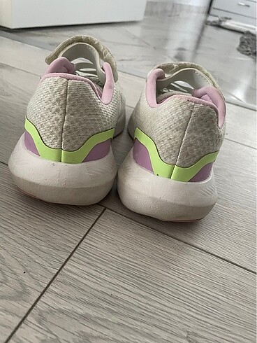 30 Beden Adidas kız çocuk ayakkabısı