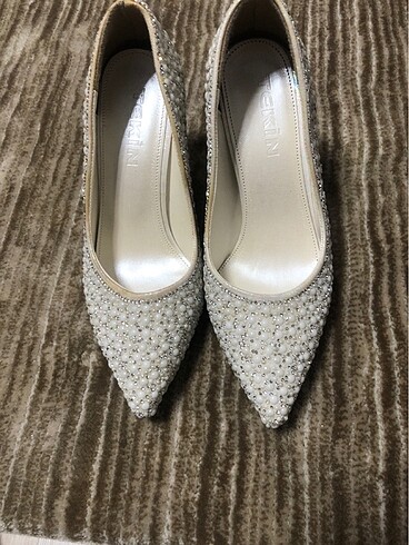 Diğer beyaz gümüş parıltılı stiletto
