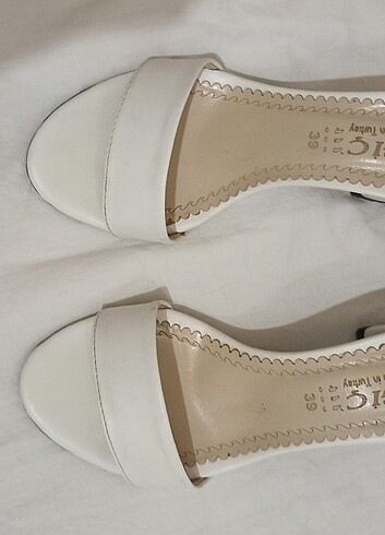 Beyaz topuklu ayakkabı - Görsel 2