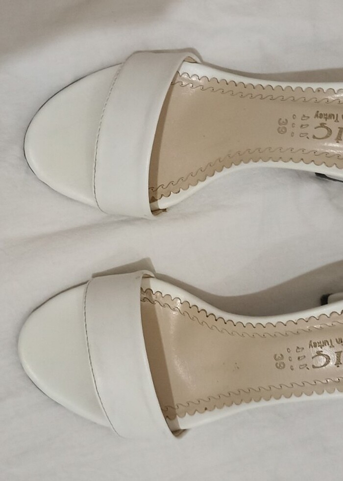 Beyaz topuklu ayakkabı - Görsel 2