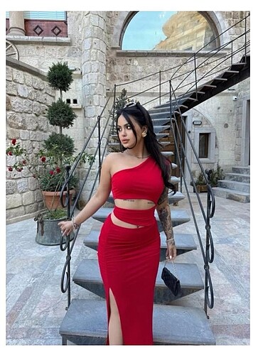 Kırmızı elbise
