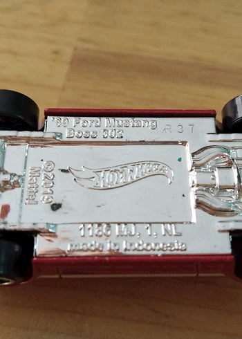 Parlak Kırmızı hotwheels araba - Görsel 4