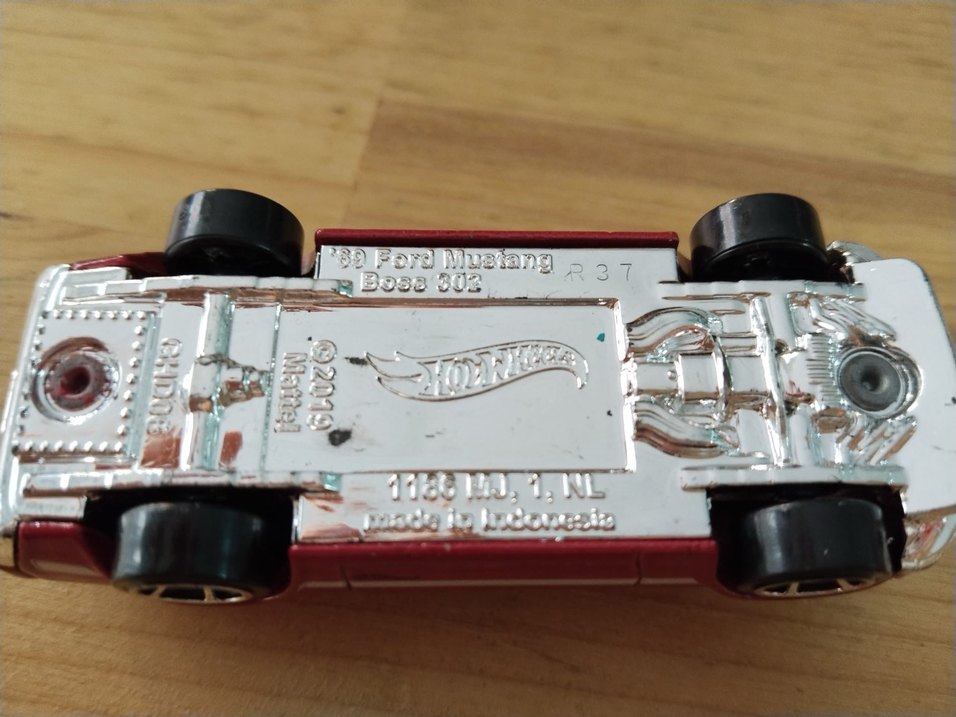 Parlak Kırmızı hotwheels araba - Görsel 4