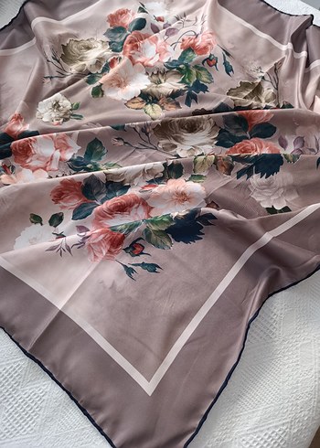 Bej Gri Çiçek Desenli İpek eşarp - Görsel 2