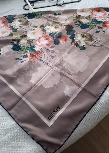 Bej Gri Çiçek Desenli İpek eşarp - Görsel 5