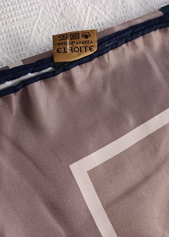 Bej Gri Çiçek Desenli İpek eşarp - Görsel 3