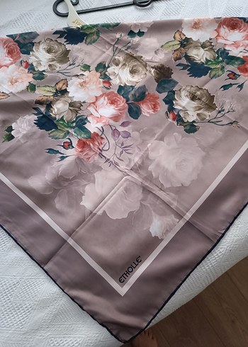 Bej Gri Çiçek Desenli İpek eşarp - Görsel 6