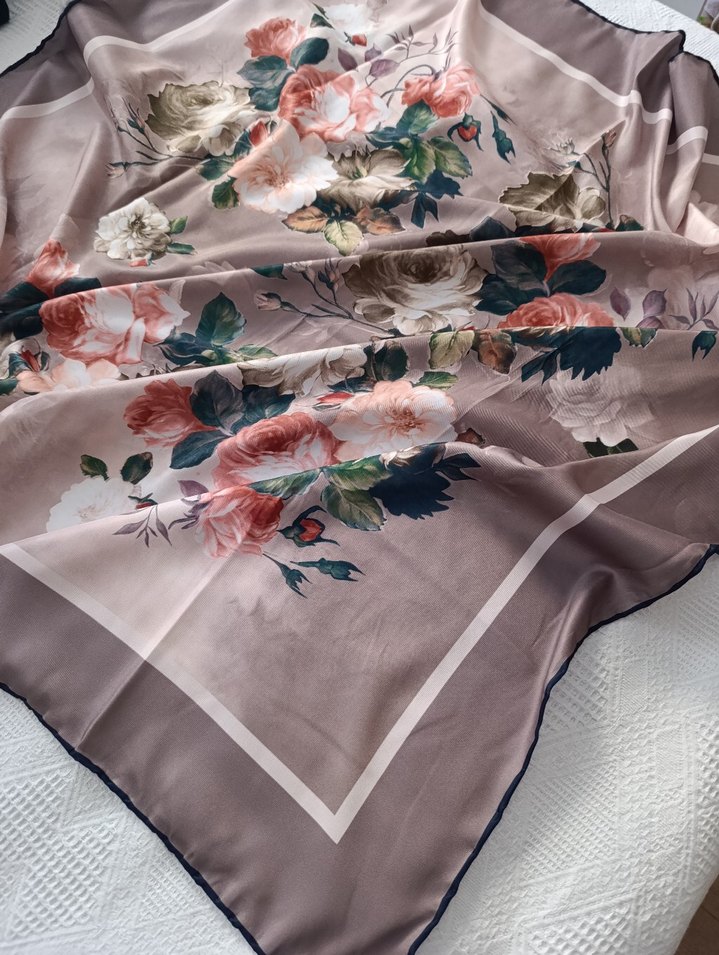 Bej Gri Çiçek Desenli İpek eşarp - Görsel 2