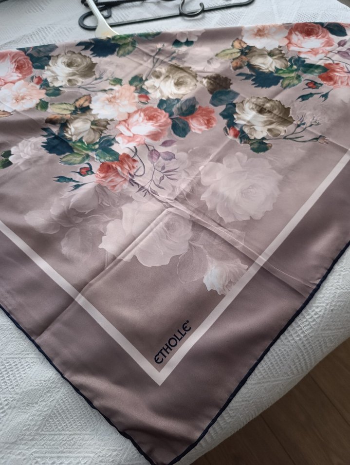 Bej Gri Çiçek Desenli İpek eşarp - Görsel 5