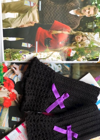 Mor Fiyonklu Siyah Örgü Eldiven - Görsel 2