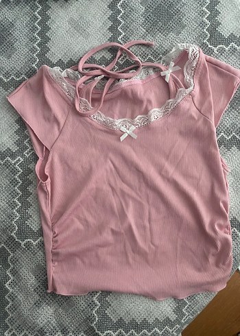 Pembe fiyonk detaylı tişört