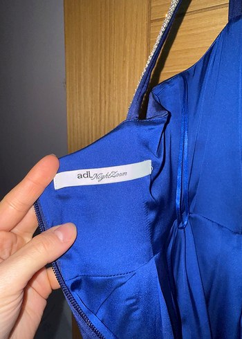 Parlak Mavi Askılı Midi Elbise - Görsel 3