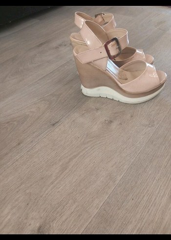 36 Beden Bej Dolgu Topuklu Kadın Sandalet
