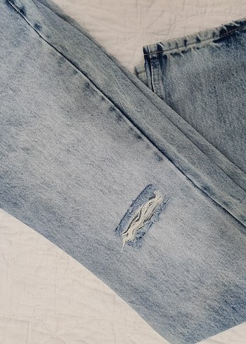 34 Beden mavi Renk Düğmeli buz mavisi yırtık detaylı jean
