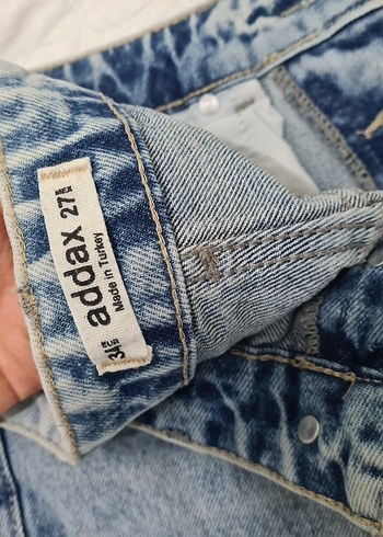 Addax Düğmeli buz mavisi yırtık detaylı jean