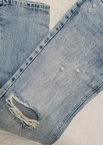 34 Beden Düğmeli buz mavisi yırtık detaylı jean