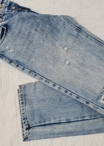 Düğmeli buz mavisi yırtık detaylı jean