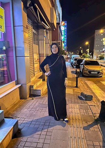 Diğer Uzun Siyah Yırtmaçlı Yüksek Yakalı Kadın Elbise