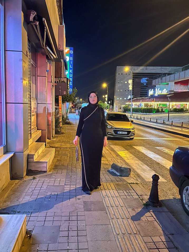 Uzun Siyah Yırtmaçlı Yüksek Yakalı Kadın Elbise - Görsel 3