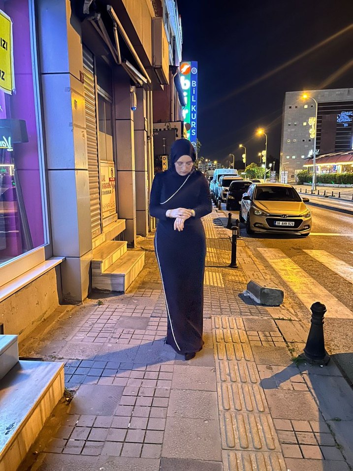 Uzun Siyah Yırtmaçlı Yüksek Yakalı Kadın Elbise - Görsel 4