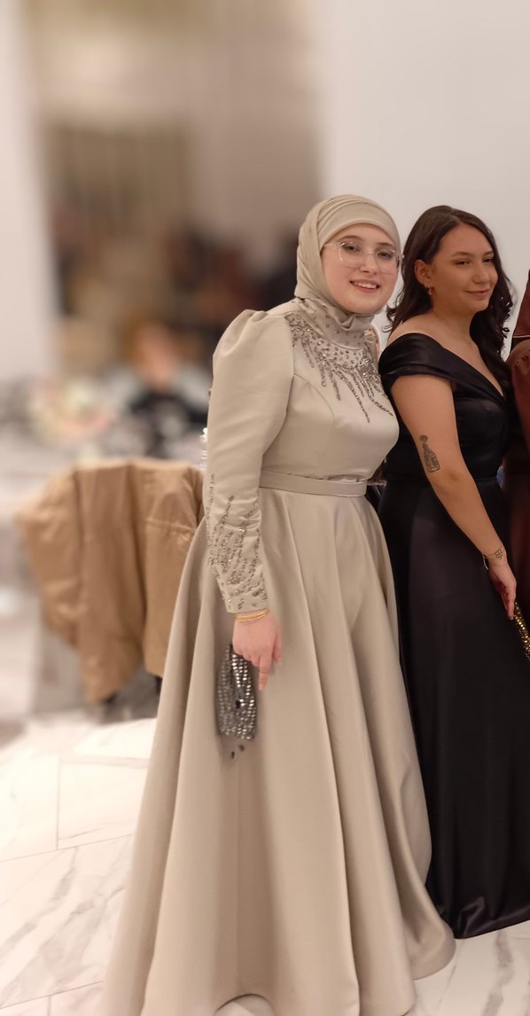 Taş Renkli Uzun Kollu Drapeli ve Taşlı Tesettür Abiye - Görsel 5