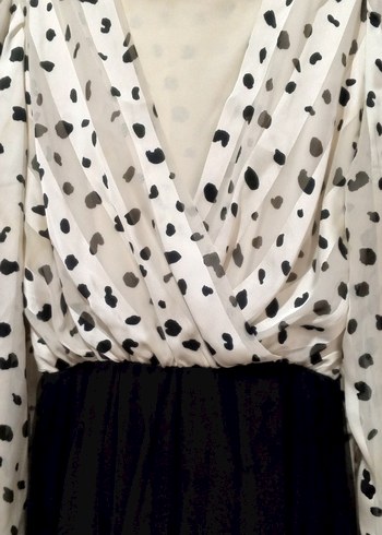 Uzun Kollu Puantiyeli V Yaka Uzun Elbise - Görsel 2