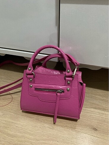 Pembe kol çantası