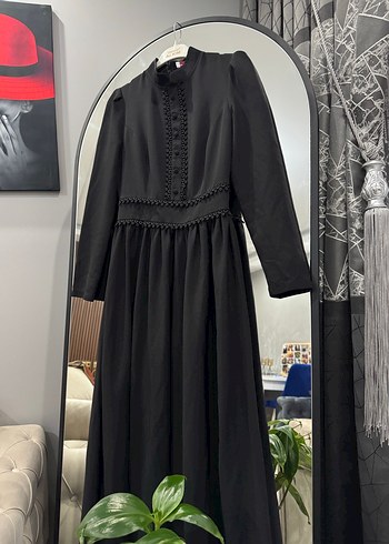 Düğmeli Yüksek Yakalı Siyah Uzun Elbise - Görsel 2