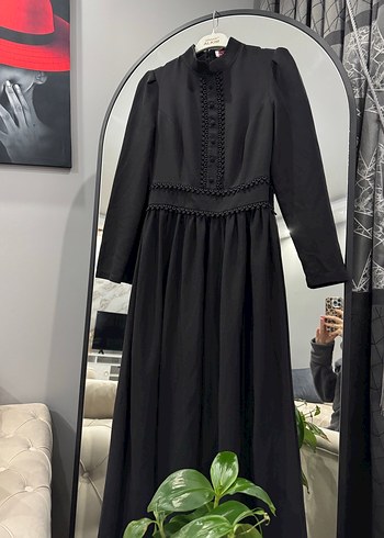 Düğmeli Yüksek Yakalı Siyah Uzun Elbise - Görsel 4