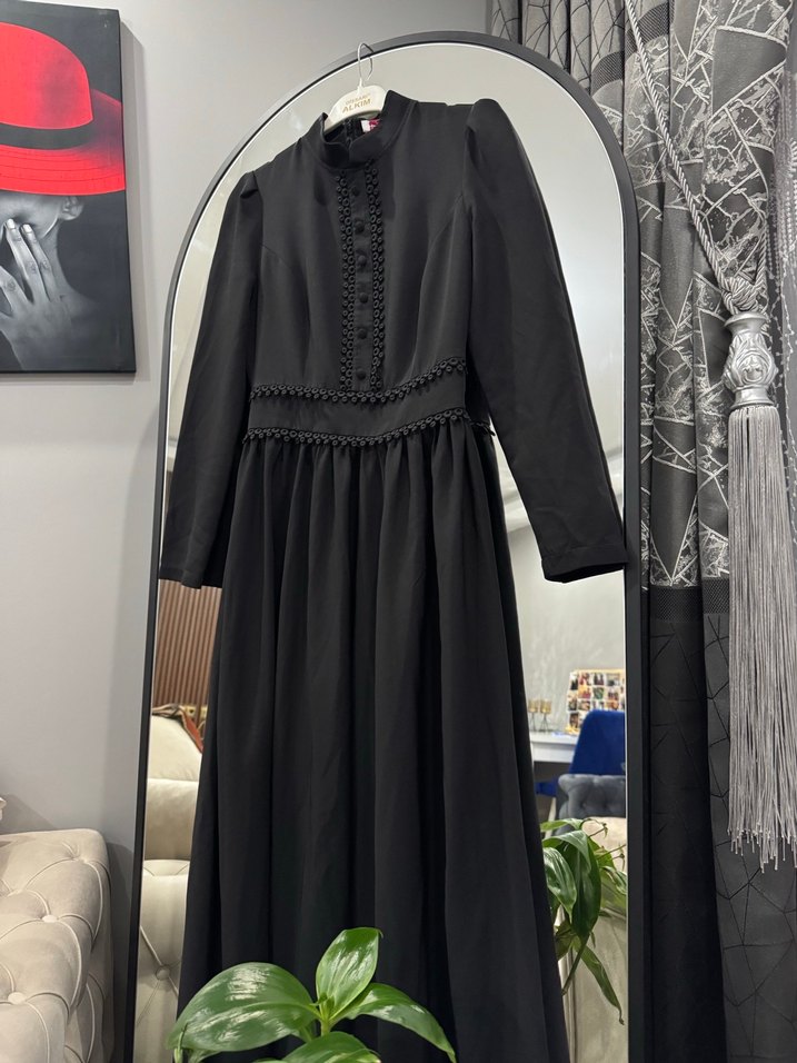 Düğmeli Yüksek Yakalı Siyah Uzun Elbise - Görsel 2