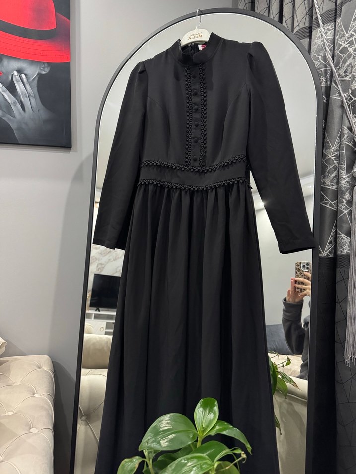 Düğmeli Yüksek Yakalı Siyah Uzun Elbise - Görsel 4