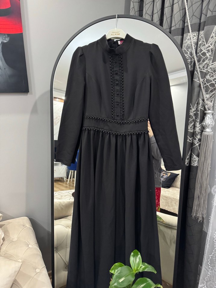 Düğmeli Yüksek Yakalı Siyah Uzun Elbise - Görsel 3