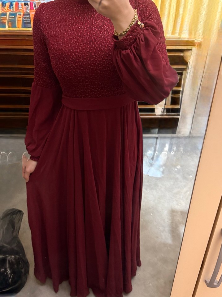 Zincir Detaylı Bordo Nakışlı Uzun Abiye Elbise - Görsel 3