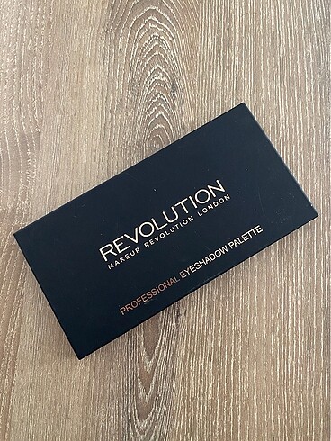 Revolution Revolution Far Paleti