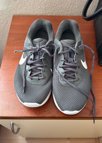 Nike Gri Bagcikli Spor Ayakkabi