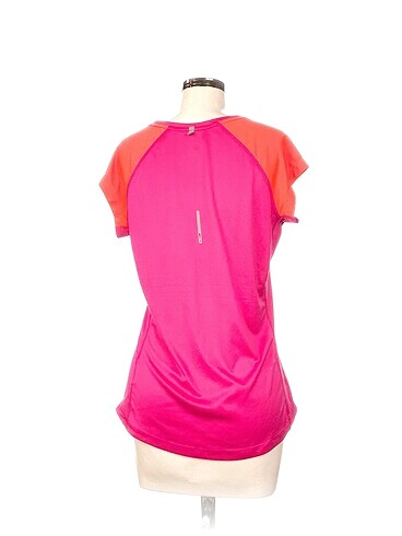 m Beden Nike T-shirt %70 İndirimli.