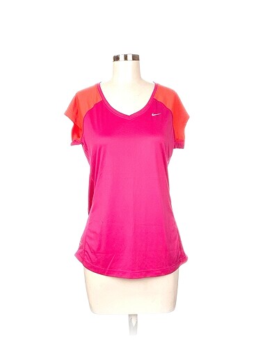 Nike T-shirt %70 İndirimli.