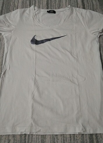 Beyaz tshirt