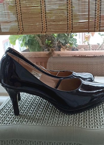 Parlak Siyah Rugan Topuklu Kadın Ayakkabı - Görsel 2