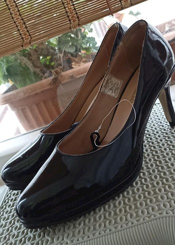 Parlak Siyah Rugan Topuklu Kadın Ayakkabı - Görsel 4