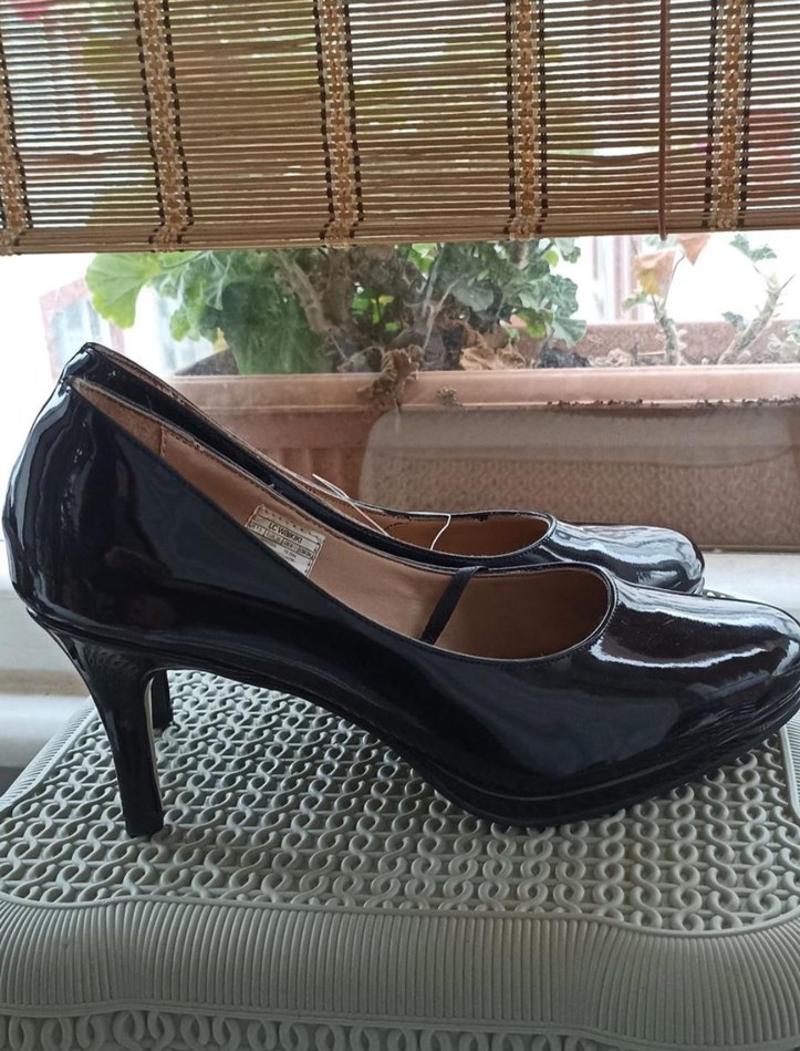 Parlak Siyah Rugan Topuklu Kadın Ayakkabı - Görsel 2