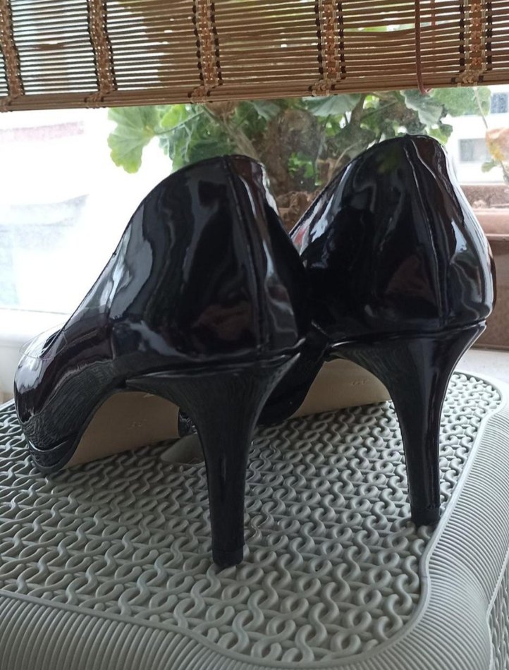 Parlak Siyah Rugan Topuklu Kadın Ayakkabı - Görsel 3