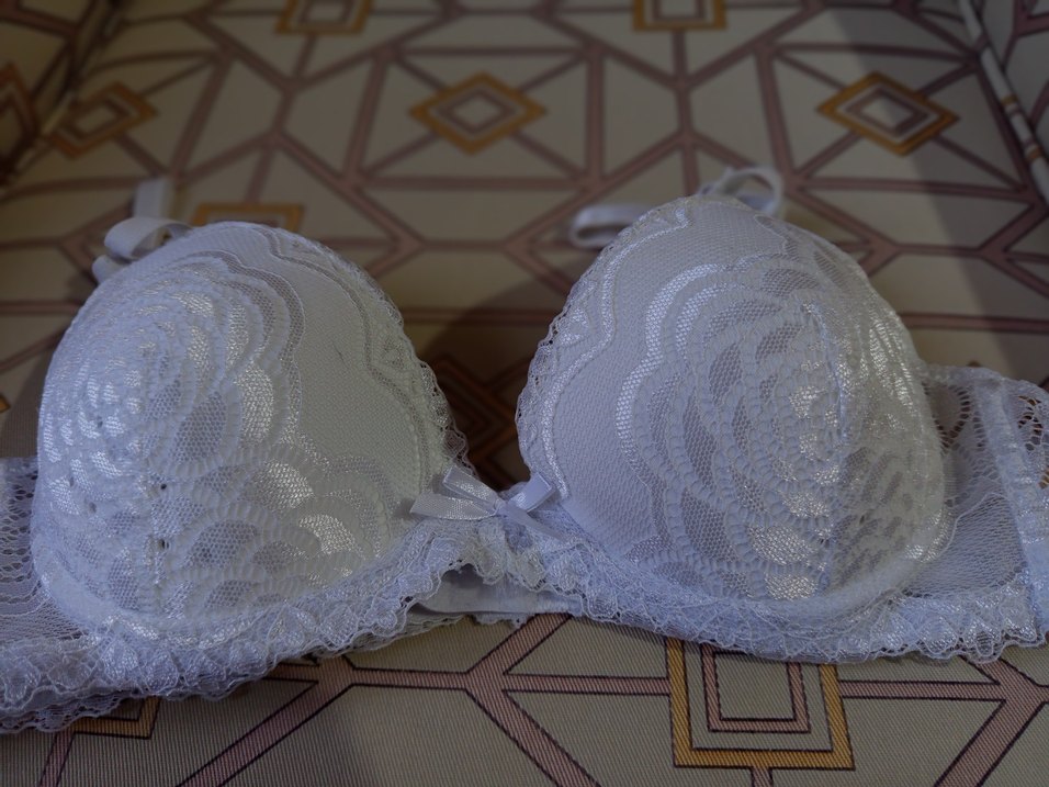 Beyaz, dantelli, içi nefes alan sütyen - Görsel 2