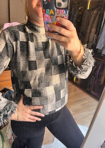 Gri Kareli Yün Boğazlı Tüy Detaylı Kadın Kazak - Görsel 3