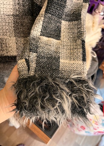 Gri Kareli Yün Boğazlı Tüy Detaylı Kadın Kazak - Görsel 7