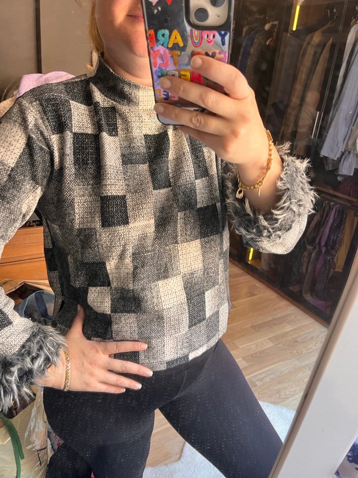 Gri Kareli Yün Boğazlı Tüy Detaylı Kadın Kazak - Görsel 3